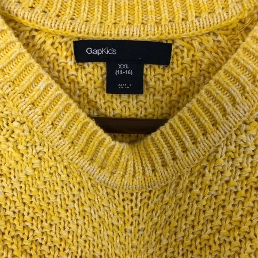 𝅺 GAP Yellow sweater